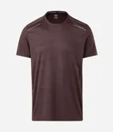 Remera deportiva de manga corta y cuello redondo, color celeste, con tecnología dry y detalles reflectantes en los hombros.