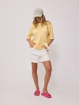 Gorro de visera color lila, estilo dad hat, de lona lavada con bordado frontal en blanco que dice "RUSTY AUSTRALIA MERMAID BEACH".