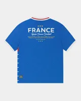 Remera de fútbol inspirada en la selección de Francia, de color azul con franjas horizontales blancas y una franja roja en el pecho, cuello en V blanco y dorsal 10 en la parte frontal.
