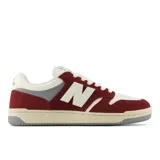 Championes New Balance modelo 480, con diseño inspirado en el baloncesto. Presentan una combinación de colores bordó, crema y gris, con el logo 'N' característico en los laterales y suela de goma resistente.
