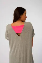 Vestido largo tipo remerón color gris melange, con mangas cortas y escote en V en la espalda.