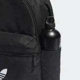 Mochila Adidas Adicolor negra con logo blanco estampado en el frente y correas acolchadas ajustables.