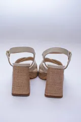 Sandalias de plataforma de 9 cm color fucsia metalizado, con tiras cruzadas y pulsera con hebilla para un calce perfecto.