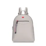 Mochila urbana de cuero sintético color beige, con diseño de labios rojos en la parte superior y bolsillo frontal con cierre. Incluye un tirador decorativo con cordón trenzado y correas ajustables.