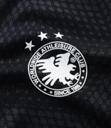 Remera deportiva negra con tecnología Dry, cuello redondo y manga corta. Presenta un estampado de patrón geométrico en relieve y logos blancos en el pecho.