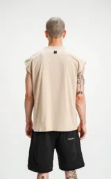 Sudadera sin mangas color beige, con cuello redondo y corte holgado.