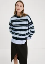Jersey de punto a rayas horizontales en tonos azul, celeste, blanco y negro, con cuello redondo y diseño holgado de manga larga.