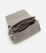 Cartera shoulder mediana Satinato confeccionada en PU gris, con solapa frontal, costuras pespunteadas diagonales y doble asa de cadena metálica plateada.