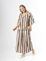 Pantalón wide leg de algodón con diseño de rayas verticales en color marrón y blanco, con cintura elastizada.