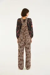 Mono largo de algodón con estampado de jaguar, tirantes ajustables y corte holgado.