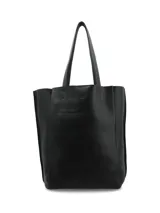 Cartera tipo shopper de gran capacidad, confeccionada en cuero graneado negro. Cuenta con doble asa de hombro y un compartimento interior de cuero con cierre, diseñado para transportar una laptop de hasta 15 pulgadas.
