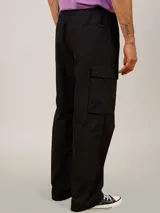 Pantalon cargo de sarga con bolsillos laterales con solapa, corte slim fit y cintura elastizada.