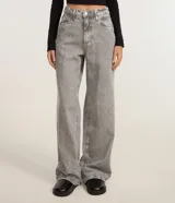 Pantalón wide leg de tiro alto en denim gris, con cierre de botón y cremallera, trabillas para cinturón y bolsillos delanteros y traseros.