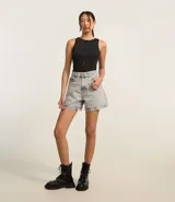 Short de jean celeste, corte mom, tiro alto, con bolsillos delanteros y traseros.