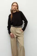 Polera negra de jacquard de manga larga y cuello alto, hecha parcialmente de lana.