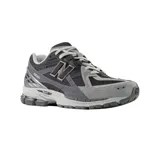 Championes New Balance modelo 1906R, de diseño técnico y deportivo en tonos gris, blanco y plateado, con detalles en verde lima. Presenta una estructura de malla transpirable con refuerzos sintéticos y entresuela amortiguada.