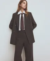 Pantalón de vestir marrón con sutil estampado a cuadros, de corte recto y tiro medio con raya central marcada.