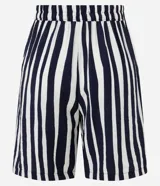 Short femenino de viscosa y poliamida, con estampado de rayas verticales blancas y azul marino. Presenta un modelo corto, cintura elástica y cierre de botón.
