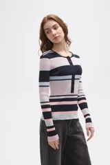 Remera de manga larga confeccionada en tejido de punto acanalado con diseño de rayas horizontales en tonos azul marino, rosado y celeste. Presenta un cuello redondo a la base con una pequeña abertura frontal cerrada por una hilera de botones.