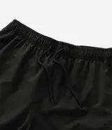 Bermuda Blue Steel de corte clásico, confeccionada en tejido ripstop de poliamida con elastano, en color verde militar. Cuenta con cintura elástica con cordón de ajuste interno, bolsillos laterales y un bolsillo con cierre en el lateral del muslo.