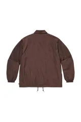 Campera tipo coach jacket de Supreme, color marrón, con cierre frontal de botones a presión, cuello clásico y cordón ajustable en el ruedo. Presenta el logo de la marca bordado en el pecho con letras grandes en color verde con borde amarillo.