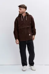 Campera tipo canguro color marrón, con capucha, cierre frontal parcial y bolsillo tipo sobre en el frente. Presenta puños elásticos y cordones ajustables en la capucha.