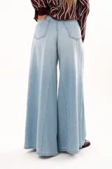 Jean de tiro alto con diseño de pierna extra ancha y caída fluida. Cuenta con bolsillos delanteros y traseros, cierre frontal con cremallera y botón metálico.