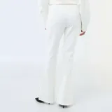 Pantalón de corte recto y ligeramente acampanado, confeccionado en felpa ligera color blanco. Presenta costuras verticales frontales que estilizan la silueta y un diseño fluido.