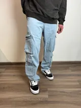 Jean cargo de corte baggy en color celeste claro, con múltiples bolsillos laterales y diseño holgado.