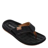 Chanclas tipo ojota Cartago modelo Dunas VI AD, con base negra texturizada y tiras anchas acanaladas en color negro con detalles en marrón. Incluye logo de la marca en una de las tiras.