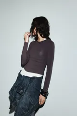 Camiseta de manga larga con cuello redondo y corte ajustado, confeccionada en tejido de mezcla de algodón suave.