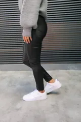 Pantalón negro de bengalina engomada, tiro alto, elastizado y chupín.