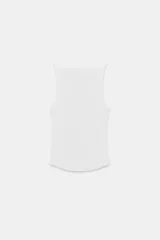 Top de cuello halter color gris con efecto lavado, confeccionado en tejido rib de mezcla de algodón.