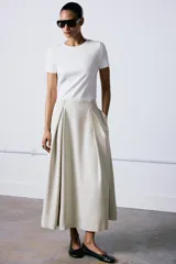 Bailarina plana de cuero negro con punta redonda y detalle de pespunte en la parte delantera.