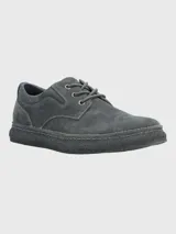 Sneaker de hombre confeccionado en descarne color gris, con cierre de cordones y suela de goma texturizada.