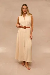 Vestido midi color crudo, sin mangas, con cuello mao y cierre frontal de botones. Incluye un cinturón marrón de cuero sintético con hebilla redonda.