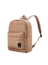 Mochila acolchada color marrón con diseño capitoné de líneas horizontales, un compartimento principal amplio, un bolsillo frontal con cierre y tiras regulables. Incluye parche con logo de la marca en la parte inferior.