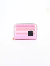 Billetera compacta de diseño acolchado con efecto iridiscente en tono fucsia, cierre perimetral y detalle de etiqueta cuadrada negra en el frente.