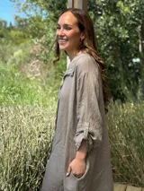 Vestido camisero amplio y largo color marrón chocolate, fabricado en Italia, con botones de nácar, cuello camisero y bolsillos laterales.