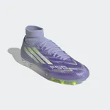 Championes de fútbol Adidas F50 Sparkfusion League para mujer, color lila con detalles en blanco y amarillo neón. Presentan un diseño de caña alta tejida y suela con tapones de colores contrastantes.