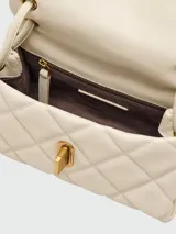 Cartera tipo shoulder bag de cuero acolchado con diseño de rombos, cierre frontal con broche metálico dorado y correa de hombro fija.