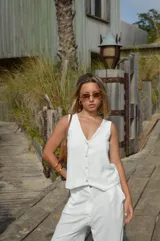 Conjunto de chaleco con botones y pantalón palazzo de crepé color negro.