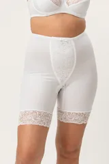 Faja modeladora blanca de tiro alto con piernas, terminación de pierna en puntilla elastizada con efecto antideslizante y fundillo de algodón.