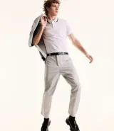 Pantalón de sastrería corte skinny, color gris claro, con trabillas en la cintura, cierre de botón y cremallera, y bolsillos laterales. Confeccionado con tecnología performance que ofrece secado rápido y resistencia a las arrugas.