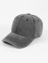 Gorra de béisbol color gris oscuro con efecto lavado y desgastado. Presenta visera curva y costuras marcadas en la corona y el ala.