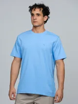 Remera de corte regular confeccionada en algodón, con cuello redondo y mangas cortas. Presenta un diseño minimalista con el logo de la marca bordado sutilmente en el pecho.