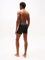 Pack de tres bóxer briefs Tommy Hilfiger en color negro, confeccionados en tejido suave y elástico. Presentan una cintura elástica distintiva con el logo de la marca estampado en contraste.