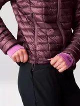 Campera puffer ultraligera de Mountain Hardwear, con diseño acolchado, cierre frontal completo, capucha integrada y bolsillos laterales con cierre. Confeccionada con tejido ripstop reciclado y aislamiento de plumón de alta calidad.