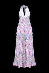 Vestido largo de gasa con estampado de algas marinas en tonos rosa, celeste y verde. Tiene escote halter, cintura drapeada con hebilla en forma de concha y falda con volantes verticales y abertura lateral.