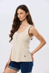 Musculosa azul marino con escote redondo y tirantes decorados con volados fruncidos.